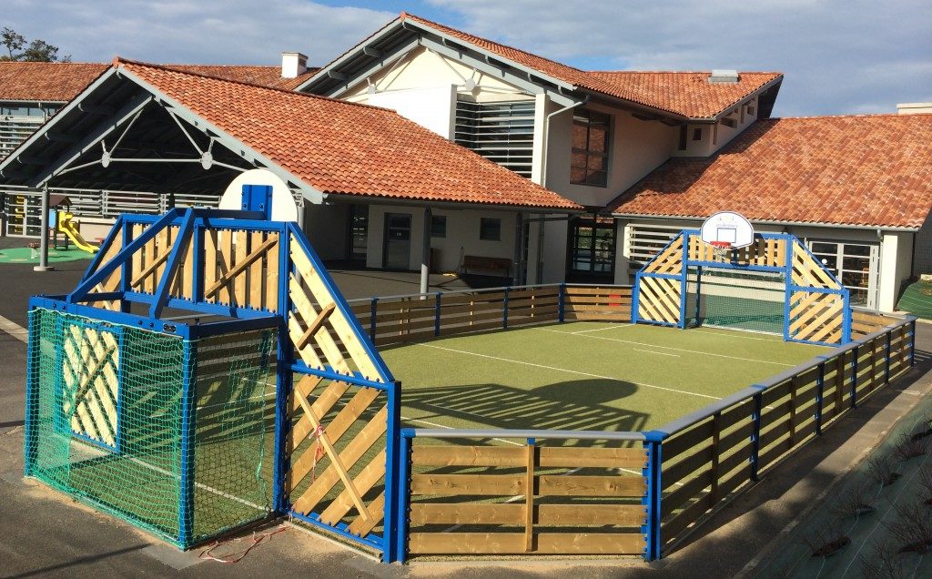 Le terrain Junior AGORESPACE dans la cour d’école à Guethary (64).